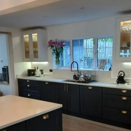 Spacious 5-bed House - Garden Parking & Bbq Feriehus