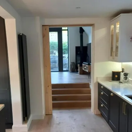 Spacious 5-bed House - Garden Parking & Bbq Nyaraló *