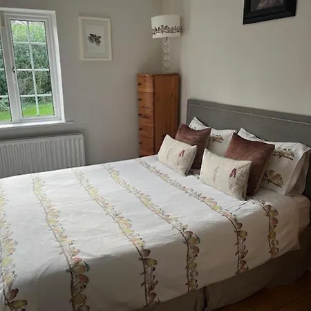 Nyaraló Spacious 5-bed House - Garden Parking & Bbq *