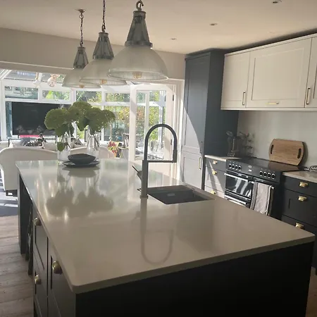 Spacious 5-bed House - Garden Parking & Bbq