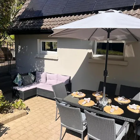 Feriehus Spacious 5-bed House - Garden Parking & Bbq