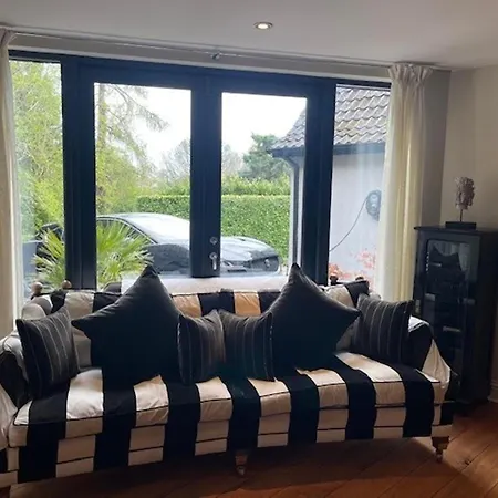 Spacious 5-bed House - Garden Parking & Bbq Nyaraló *