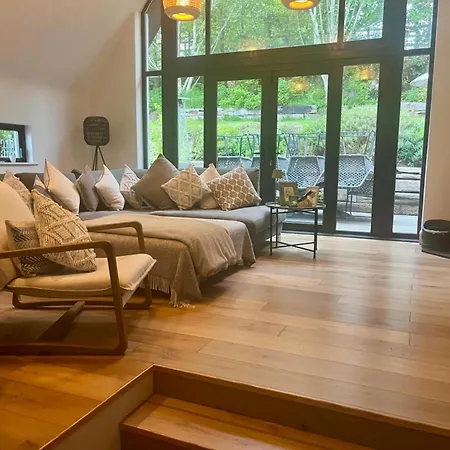 Nyaraló Spacious 5-bed House - Garden Parking & Bbq *