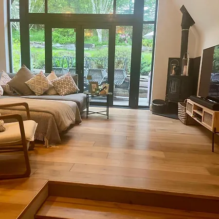 Spacious 5-bed House - Garden Parking & Bbq *