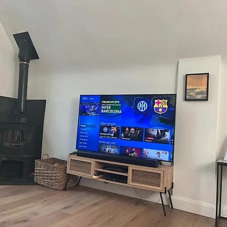 Spacious 5-bed House - Garden Parking & Bbq