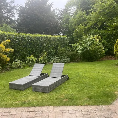 Spacious 5-bed House - Garden Parking & Bbq *